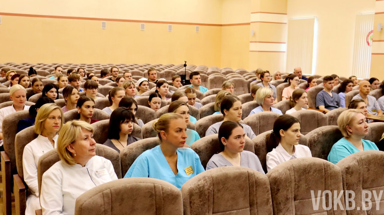 4 августа в учреждении здравоохранения "Витебская областная клиническая больница" состоялась встреча молодых специалистов с администрацией учреждения.  В данном мероприятии приняли участие молодые сотрудники в сопровождении своих наставников и заведующих 