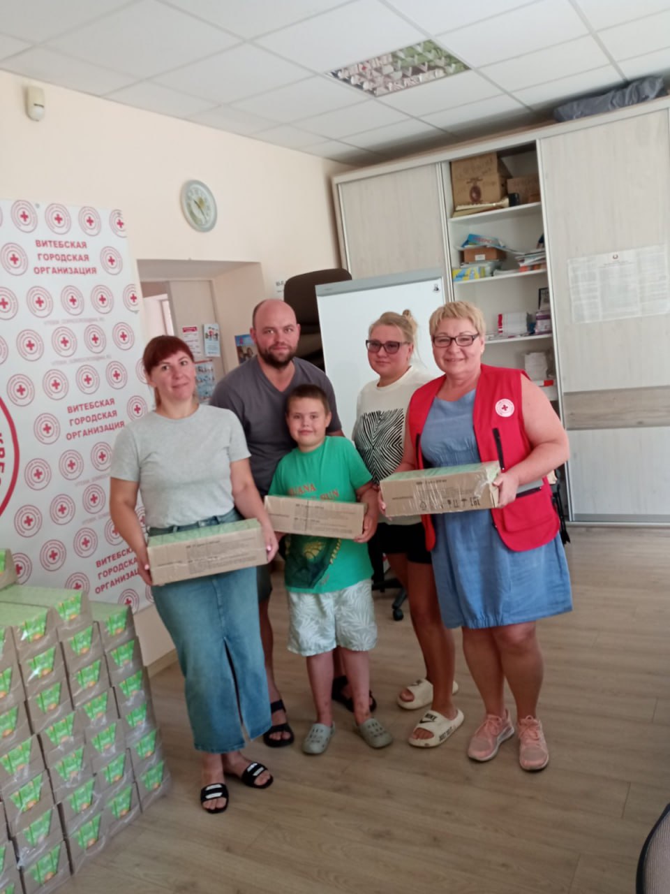 Сотрудники Витебской областной клинической больницы,имеющие многодетные семьи и воспитывающие детей с инвалидностью, получили продуктовую помощь.