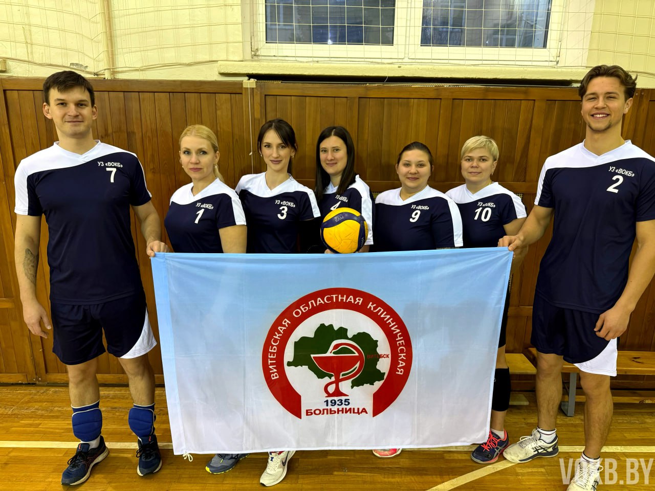 16 ноября на спортивной площадке Витебского государственного медицинского университета состоялся товарищеский матч по волейболу, приуроченный к 90-летию УЗ «Витебская областная клиническая больница».