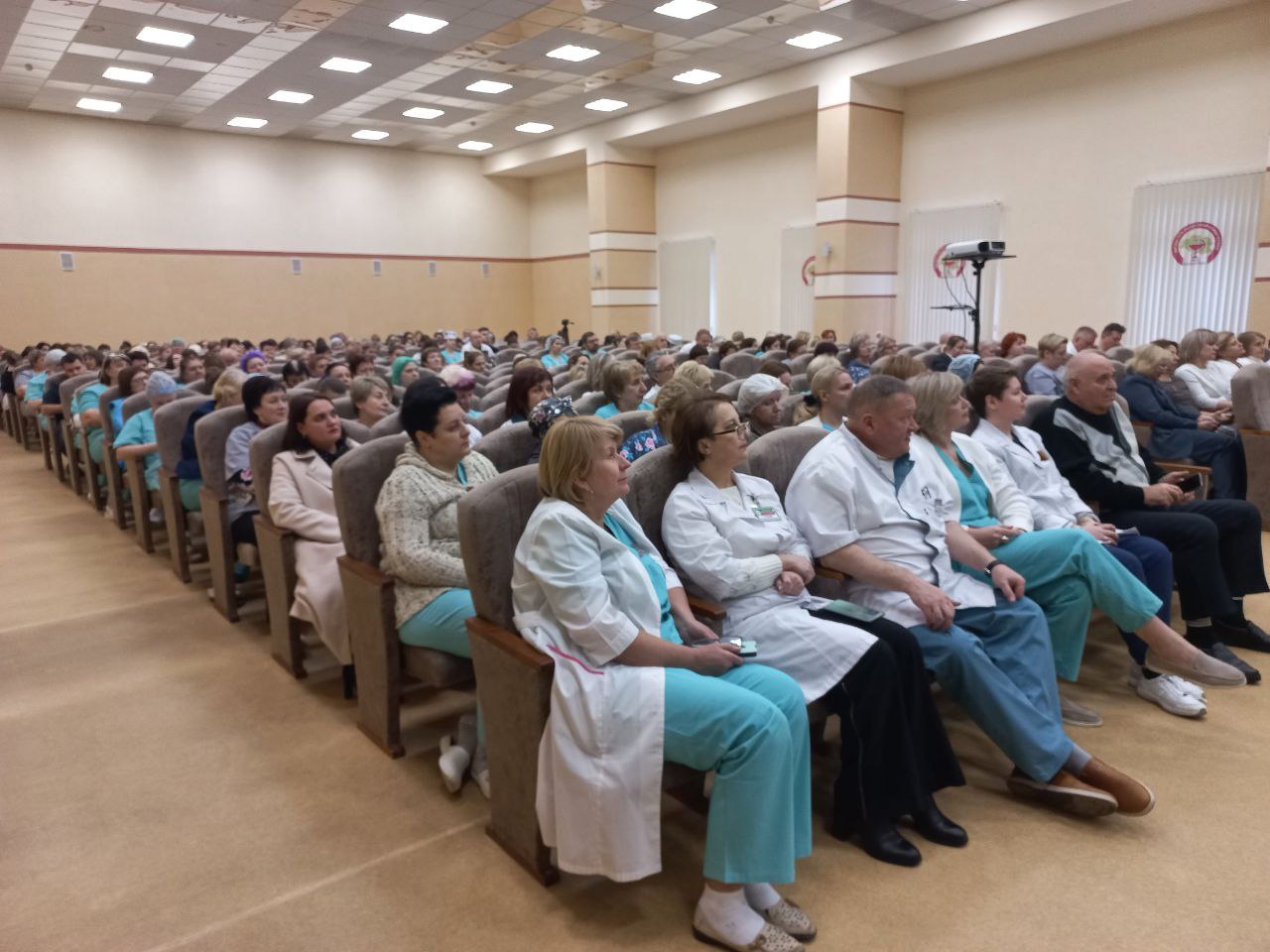 19 ноября 2025 года прошла встреча с депутатом Палаты представителей Национального собрания Республики Беларусь по Витебскому-Горьковскому избирательному округу № 17 Виктором Николайкиным с коллективом УЗ «ВОКБ»