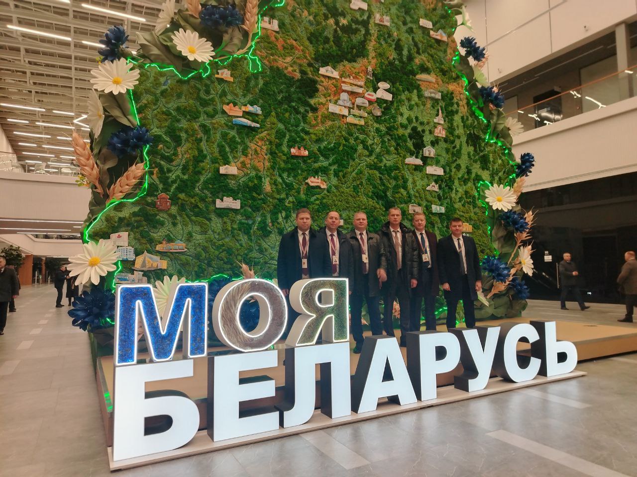 Матусевич Евгений Анатольевич, делегат VII Всебелорусского народного собрания, главный врач Витебской областной клинической больницы, вместе с коллегами из Витебской области на втором заседании VII Всебелорусского народного собрания