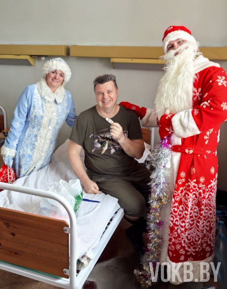  Сотрудники УЗ "ВОКБ" демонстрируют не только высокий профессионализм в лечении пациентов, но и способность в канун Нового года создавать праздничную атмосферу для тех, кто вынужден находиться в больнице в этот период