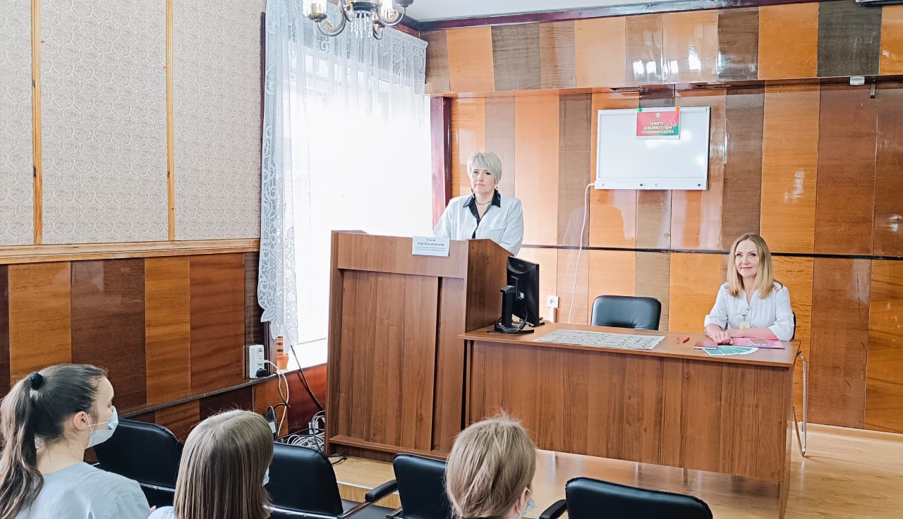 В преддверии Дня Конституции Республики Беларусь, который отмечается 15 марта, в Витебской областной клинической больнице прошло информационно-познавательное мероприятие для молодых специалистов под названием «Что вы знаете о главном законе страны?»