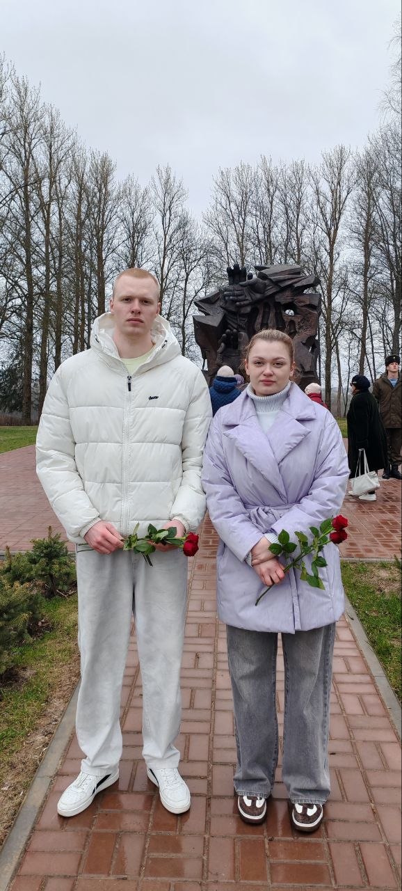 Память, застывшая в камне: молодежь УЗ «ВОКБ» на митинге-реквиеме в «5-м Полку»