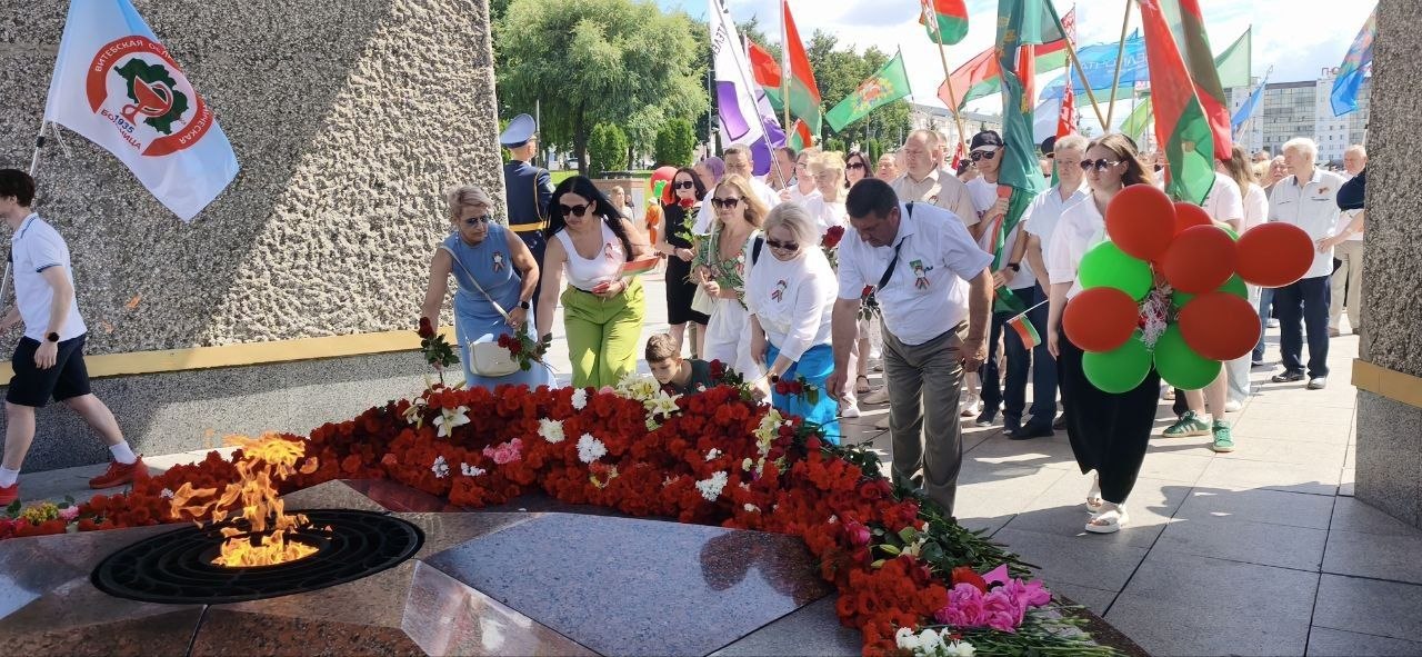 Коллектив УЗ «ВОКБ» принял участие в торжественном митинге и церемонии возложения цветов к мемориальному комплексу