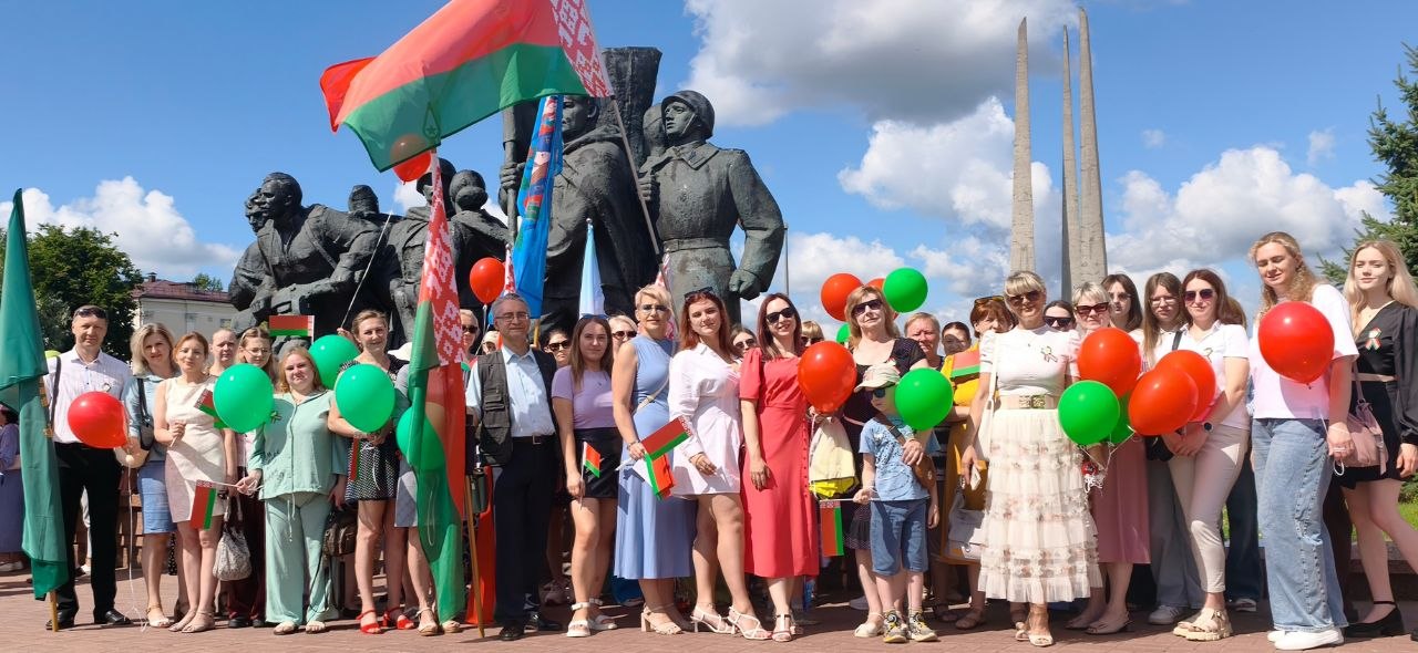 Коллектив УЗ «ВОКБ» принял участие в торжественном митинге и церемонии возложения цветов к мемориальному комплексу